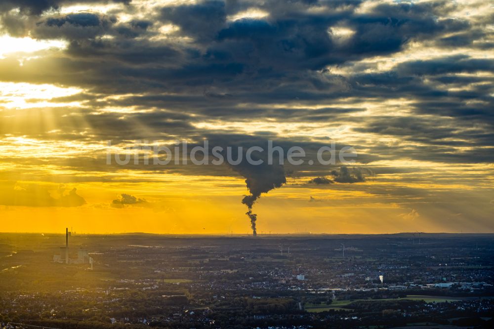 Luftaufnahme Datteln - Rauchfahne des Kohle- Heizkraftwerkes Datteln 4 Uniper Kraftwerk in Datteln im Bundesland Nordrhein-Westfalen, Deutschland