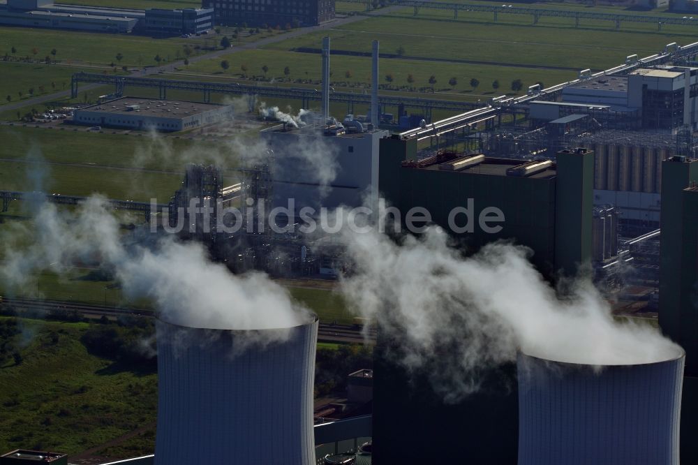 Schkopau aus der Vogelperspektive: Rauchfahne aus den Kraftwerksschloten bei Schkopau im Bundesland Sachsen-Anhalt