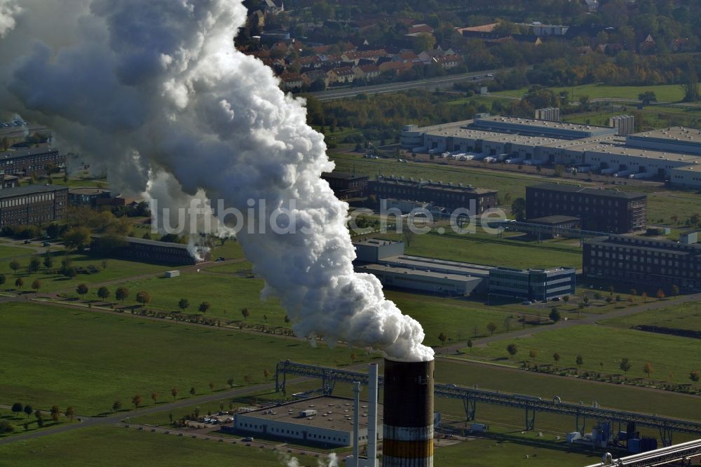 Luftbild Schkopau - Rauchfahne aus den Kraftwerksschloten bei Schkopau im Bundesland Sachsen-Anhalt