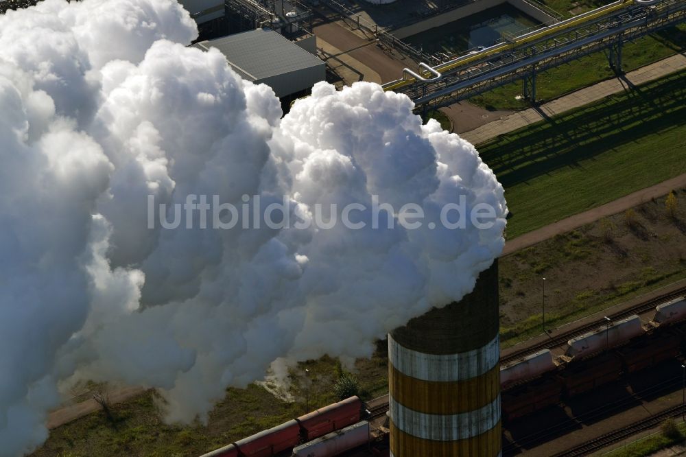 Luftbild Schkopau - Rauchfahne aus den Kraftwerksschloten bei Schkopau im Bundesland Sachsen-Anhalt