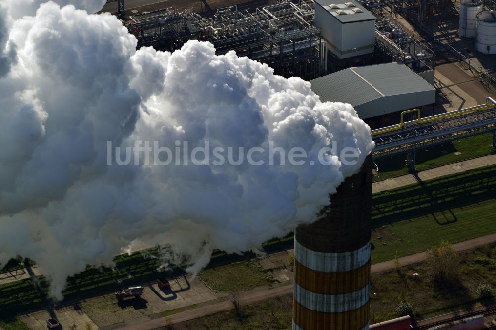 Luftaufnahme Schkopau - Rauchfahne aus den Kraftwerksschloten bei Schkopau im Bundesland Sachsen-Anhalt