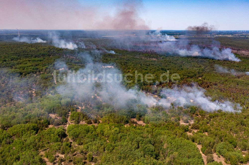 Jüterbog von oben - Rauchschwaden eines Brandes im Baumbestand eines Waldgebietes in Jüterbog im Bundesland Brandenburg, Deutschland