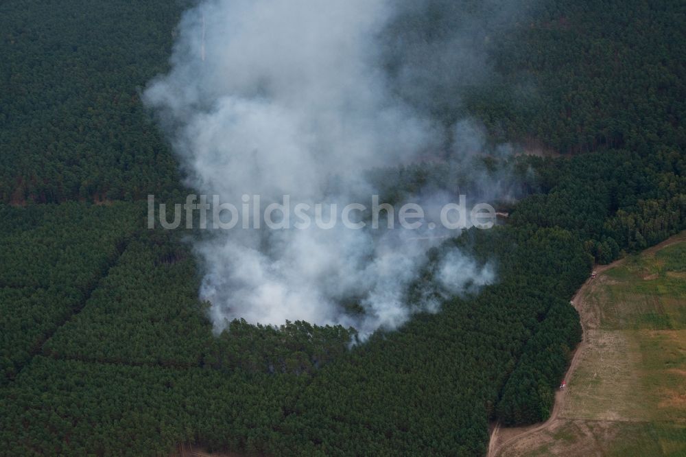 Luftbild Klausdorf - Rauchschwaden eines Brandes im Baumbestand eines Waldgebietes in Klausdorf im Bundesland Brandenburg, Deutschland