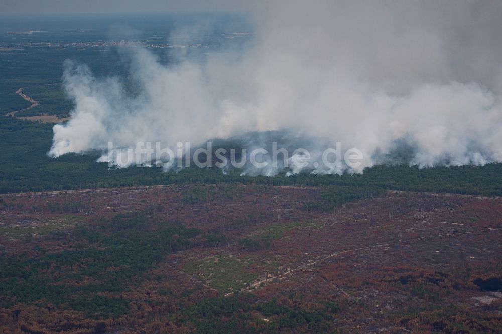 Luftaufnahme Klausdorf - Rauchschwaden eines Brandes im Baumbestand eines Waldgebietes in Klausdorf im Bundesland Brandenburg, Deutschland