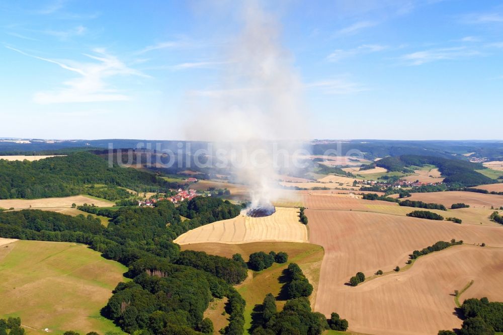 Luftbild Dieterode - Rauchschwaden eines Brandes in einem Getreidefeld in Dieterode im Bundesland Thüringen, Deutschland