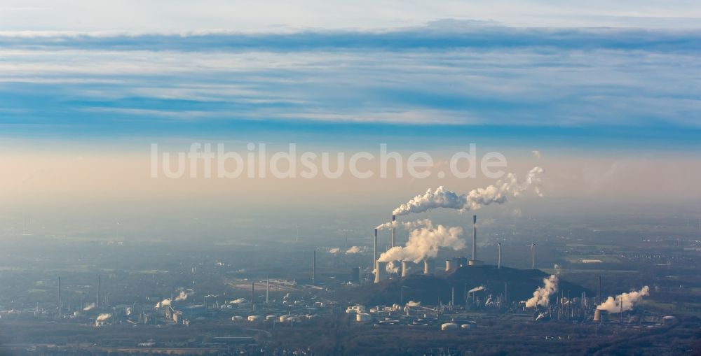 Luftaufnahme Gelsenkirchen - Rauchschwaden und Silhouette des Kraftwerk Scholven vor blauem Himmel in Gelsenkirchen im Bundesland Nordrhein-Westfalen