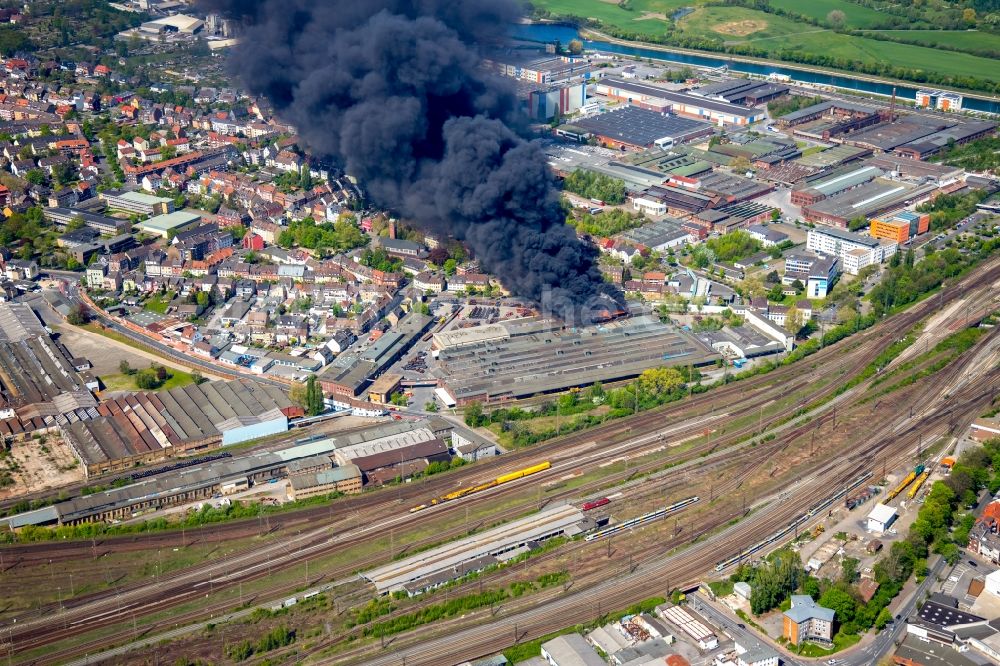 Luftaufnahme Hamm - Rauchwolke über der Brand- Ruine der Gebäude und Hallen des WDI - Westfälische Drahtindustrie GmbH in Hamm im Bundesland Nordrhein-Westfalen, Deutschland