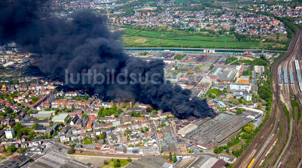 Hamm von oben - Rauchwolke über der Brand- Ruine der Gebäude und Hallen des WDI - Westfälische Drahtindustrie GmbH in Hamm im Bundesland Nordrhein-Westfalen, Deutschland