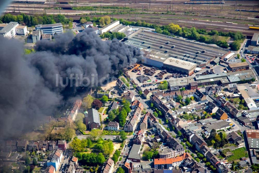 Hamm aus der Vogelperspektive: Rauchwolke über der Brand- Ruine der Gebäude und Hallen des WDI - Westfälische Drahtindustrie GmbH in Hamm im Bundesland Nordrhein-Westfalen, Deutschland