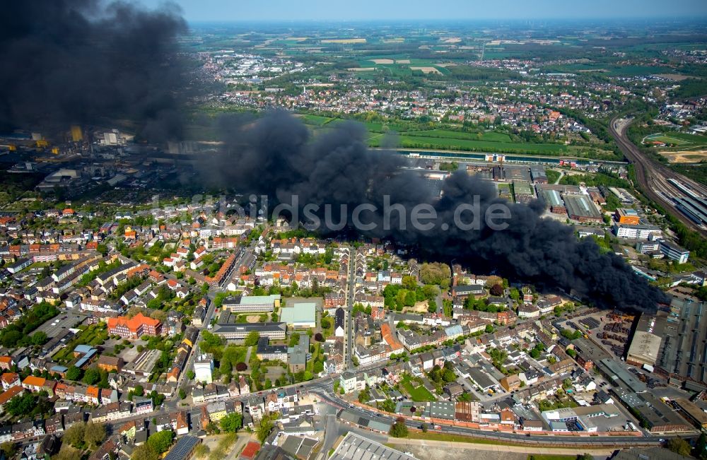 Luftbild Hamm - Rauchwolke über der Brand- Ruine der Gebäude und Hallen des WDI - Westfälische Drahtindustrie GmbH in Hamm im Bundesland Nordrhein-Westfalen, Deutschland