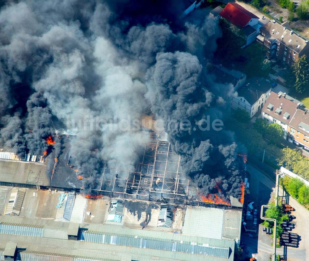 Luftbild Hamm - Rauchwolke über der Brand- Ruine der Gebäude und Hallen des WDI - Westfälische Drahtindustrie GmbH in Hamm im Bundesland Nordrhein-Westfalen, Deutschland