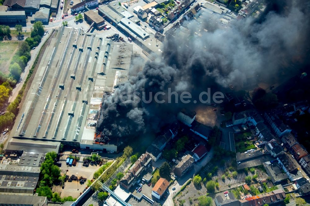 Hamm von oben - Rauchwolke über der Brand- Ruine der Gebäude und Hallen des WDI - Westfälische Drahtindustrie GmbH in Hamm im Bundesland Nordrhein-Westfalen, Deutschland