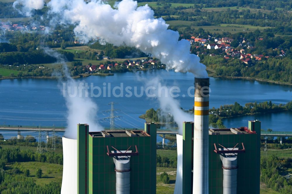 Schkopau aus der Vogelperspektive: Rauchwolken aus den Abgasschloten des Heizkraftwerkes in Schkopau im Bundesland Sachsen-Anhalt, Deutschland