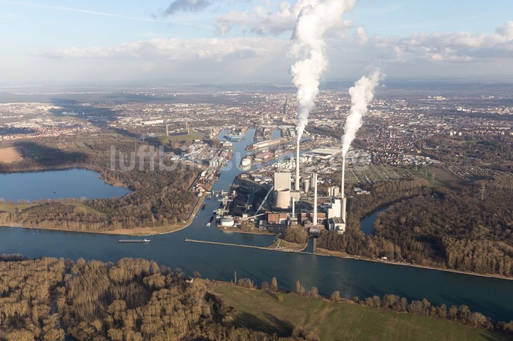 Luftaufnahme Karlsruhe - Rauchwolken am Horizont über dem Kohlekraftwerk in Karlsruhe im Bundesland Baden-Württemberg, Deutschland