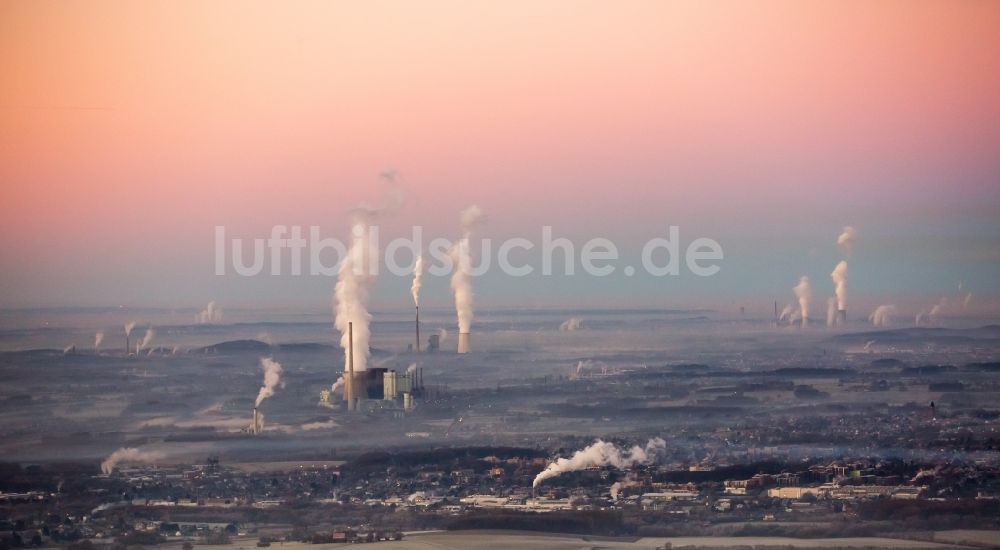 Hamm aus der Vogelperspektive: Rauchwolken am Horizont über mehrere Kernkraftwerke im Ortsteil Hamm-Heessen in Hamm im Bundesland Nordrhein-Westfalen