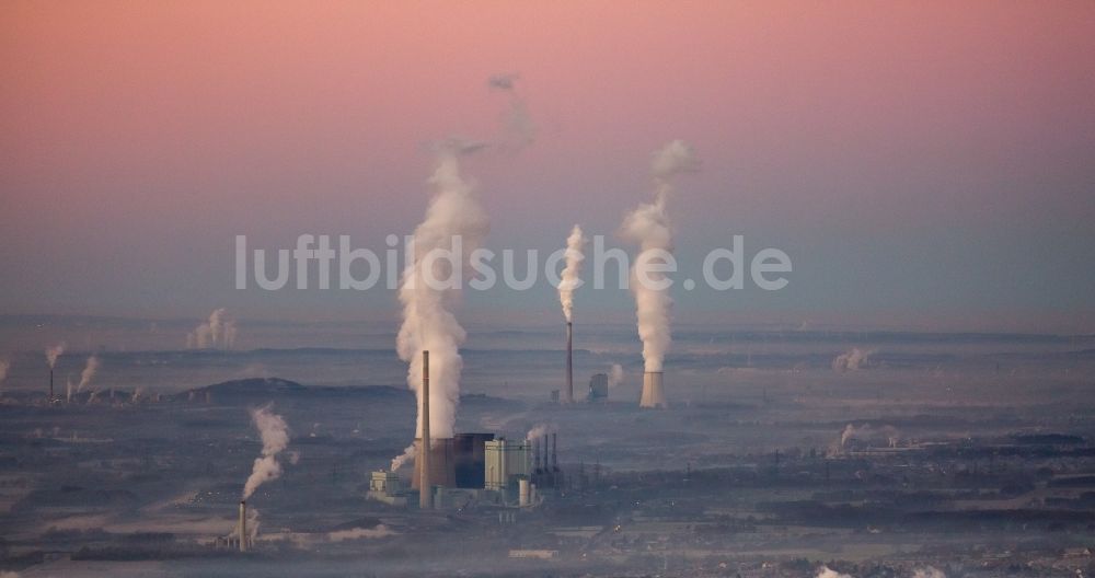 Luftaufnahme Hamm - Rauchwolken am Horizont über mehrere Kernkraftwerke im Ortsteil Hamm-Heessen in Hamm im Bundesland Nordrhein-Westfalen