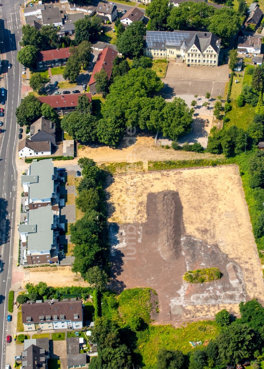 Bottrop von oben - Rückbau der alten Sportplatzanlagen des SV Rhenania Bottrop 1919 und Baustelle an der Horster Straße in Bottrop im Bundesland Nordrhein-Westfalen