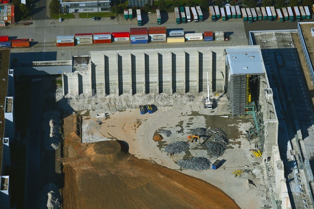 Leipzig aus der Vogelperspektive: Rückbau eines Hochregal- Lager-Gebäudekomplex und Logistikzentrum auf dem Gelände Am alten Flughafen in Leipzig im Bundesland Sachsen, Deutschland