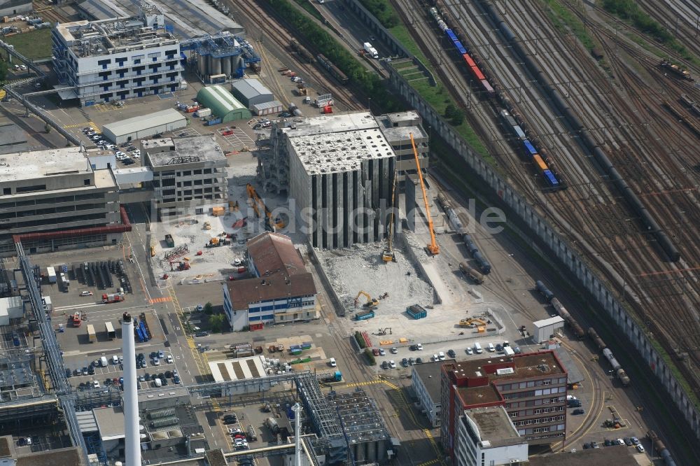 Luftaufnahme Muttenz - Rückbau eines Silo -Gebäudekomplex und Logistikzentrum auf dem Gelände der Novartis Pharma Schweizerhalle an der Rothausstrasse in Muttenz im Kanton Basel-Landschaft, Schweiz