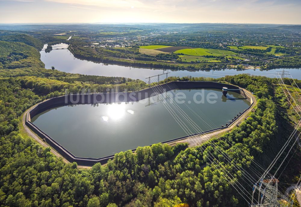 Ostende aus der Vogelperspektive: Rückhaltebecken und Wasserspeicher in Ostende im Bundesland Nordrhein-Westfalen, Deutschland