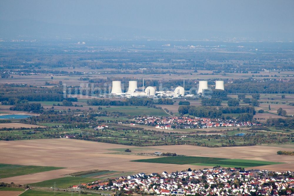 Biblis aus der Vogelperspektive: Reaktorblöcke und Anlagen des AKW - KKW Kernkraftwerk Biblis am Rhein in Biblis im Bundesland Hessen