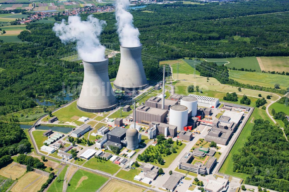 Gundremmingen aus der Vogelperspektive: Reaktorblöcke und Anlagen des AKW - KKW Kernkraftwerk in Gundremmingen im Bundesland Bayern, Deutschland