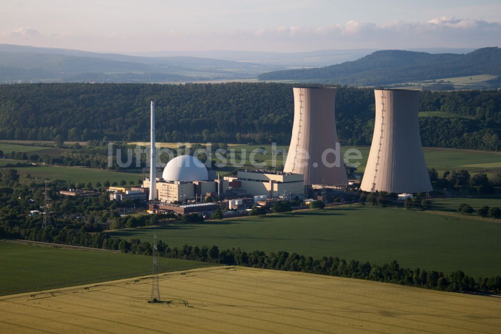 Emmerthal aus der Vogelperspektive: Reaktorblöcke, Kühlturmbauwerke KKW Kernkraftwerk Grohnde an der Weser im Abendrot in Grohnde im Bundesland Niedersachsen, Deutschland