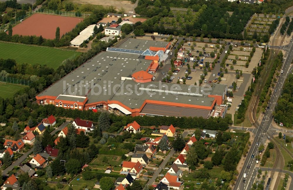 Erfurt von oben - Real - Markt und Baumarkt in der Gothaer Straße in Erfurt in Thüringen