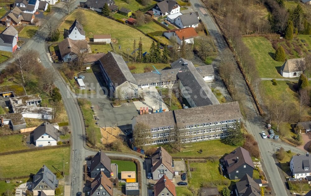 Erndtebrück aus der Vogelperspektive: Realschulgebäude in Erndtebrück im Bundesland Nordrhein-Westfalen, Deutschland