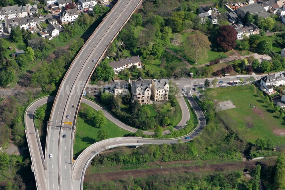 Koblenz von oben - Rechtsrheinische Stadtteile und Bundesstraße 327 in Koblenz im Bundesland Rheinland-Pfalz