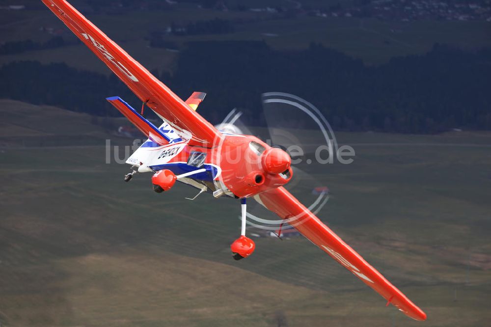 Luftaufnahme Tannheim - Red Bull Air Race Pilot Matthias Dolderer fliegt eine Extra 330SC nahe dem Flugplatz Tannheim