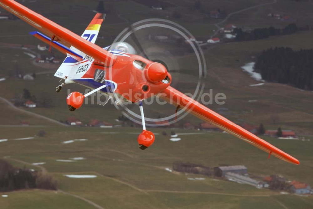 Luftbild Tannheim - Red Bull Air Race Pilot Matthias Dolderer fliegt eine Extra 330SC nahe dem Flugplatz Tannheim