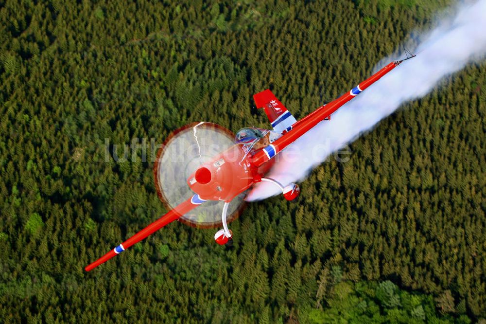 Untergschwend aus der Vogelperspektive: Red Bull Air Race Pilot Matthias Dolderer fliegt eine Extra 330SC nahe Untergschwend / Bayern