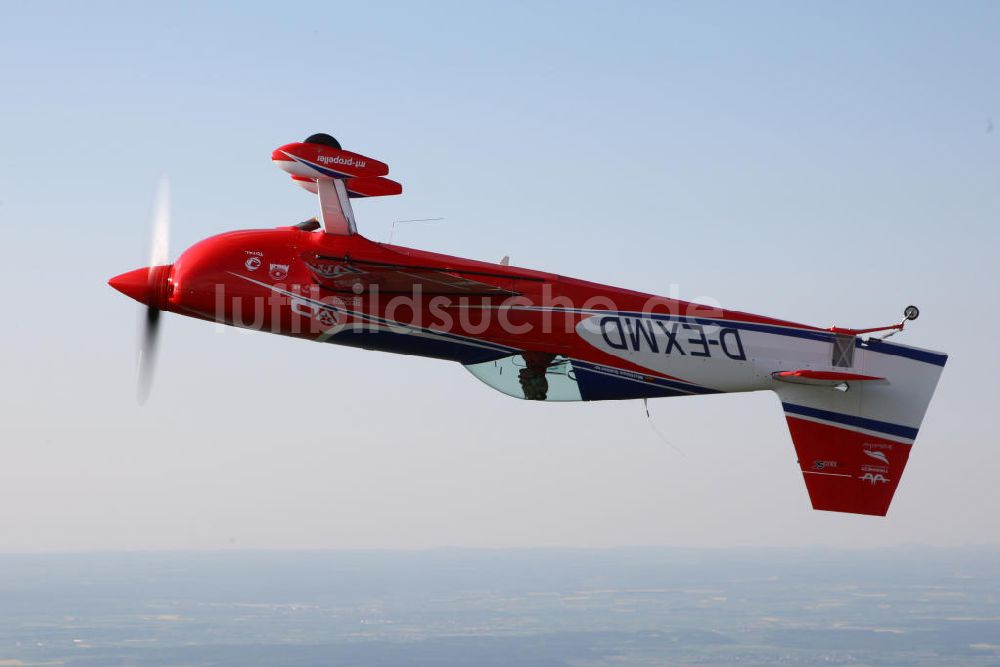 Luftaufnahme Untergschwend - Red Bull Air Race Pilot Matthias Dolderer fliegt eine Extra 330SC nahe Untergschwend / Bayern