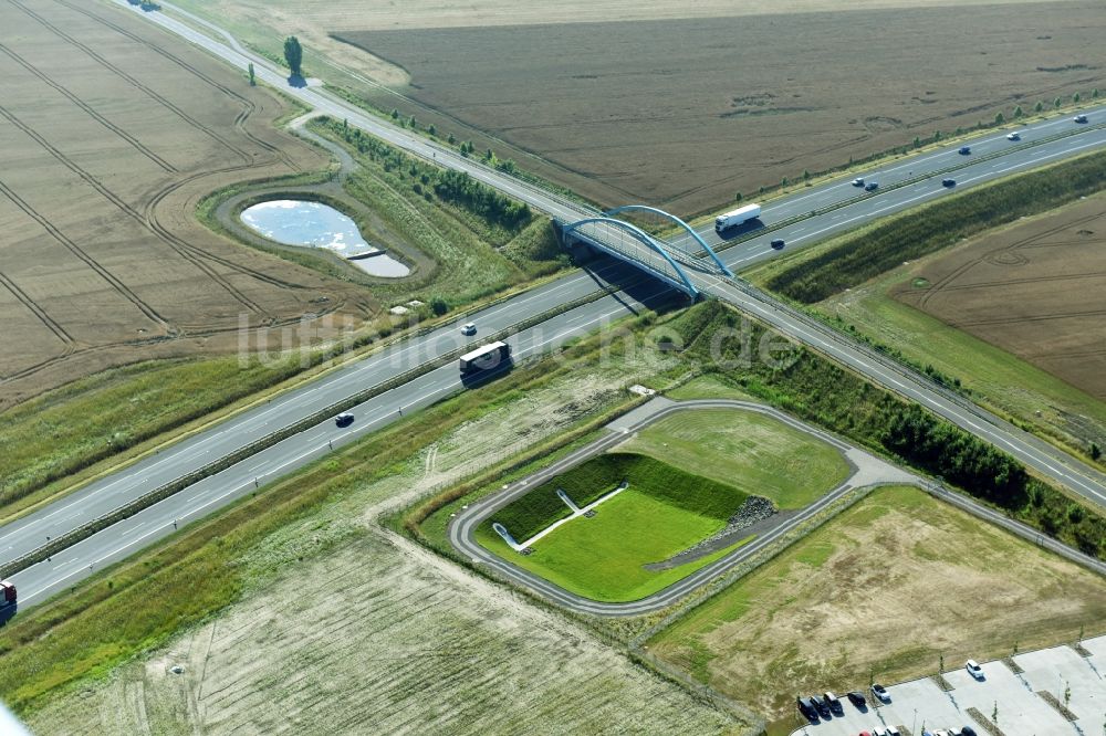 Luftaufnahme Borna - Regen- Rückhaltebecken und Löschwasserteich- Autobahn- Baustellen entlang der Trasse und des Streckenverlaufes der Bundesstraße B95 zur BAB A72 in Borna im Bundesland Sachsen