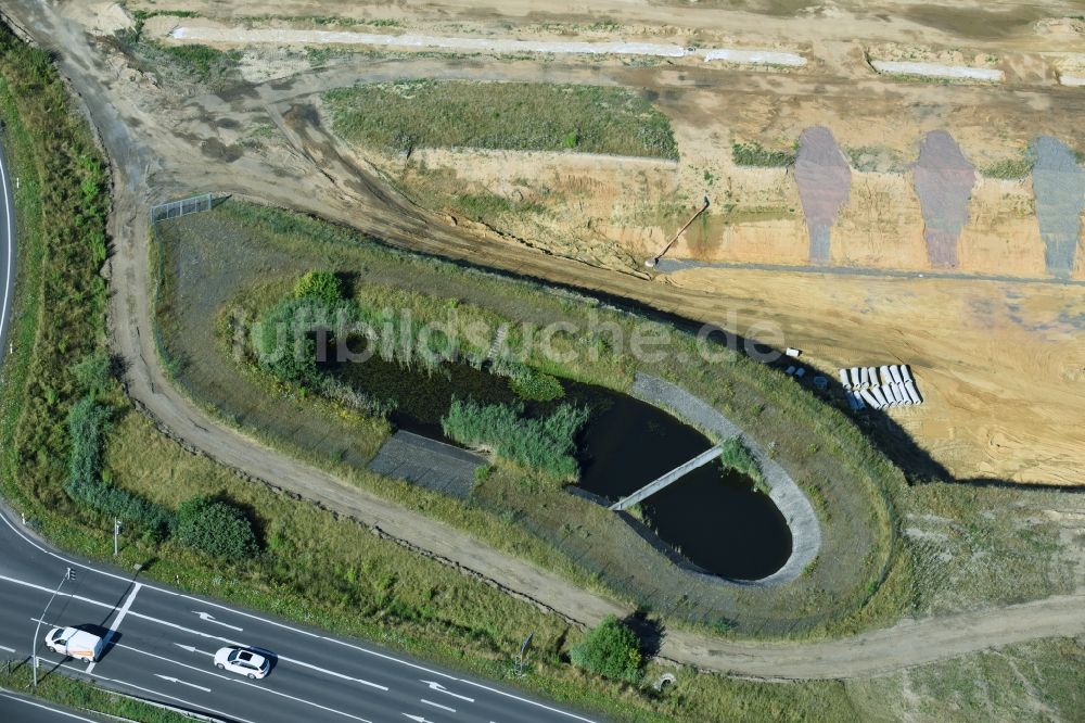 Luftbild Borna - Regen- Rückhaltebecken und Löschwasserteich- Autobahn- Baustellen entlang der Trasse und des Streckenverlaufes der Bundesstraße B95 zur BAB A72 in Borna im Bundesland Sachsen