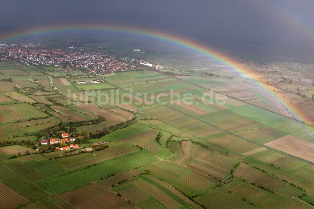 Alsheim von oben - Regenbogen am Stadtrand Alsheim mit dem Weiler Hangen-Wahlheim in Rheinland-Pfalz