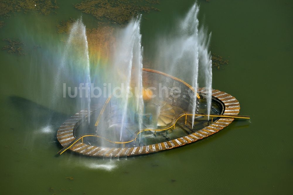 Bukarest aus der Vogelperspektive: Regenbogen- Wasser- Fontaine am Springbrunnen im See Lacul Plumboita im Stadtzentrum der Hauptstadt Bukarest in Rumänien