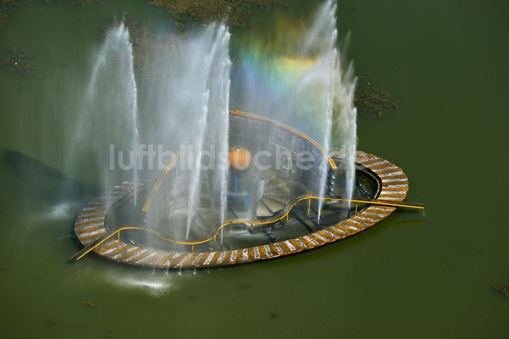 Luftbild Bukarest - Regenbogen- Wasser- Fontaine am Springbrunnen im See Lacul Plumboita im Stadtzentrum der Hauptstadt Bukarest in Rumänien