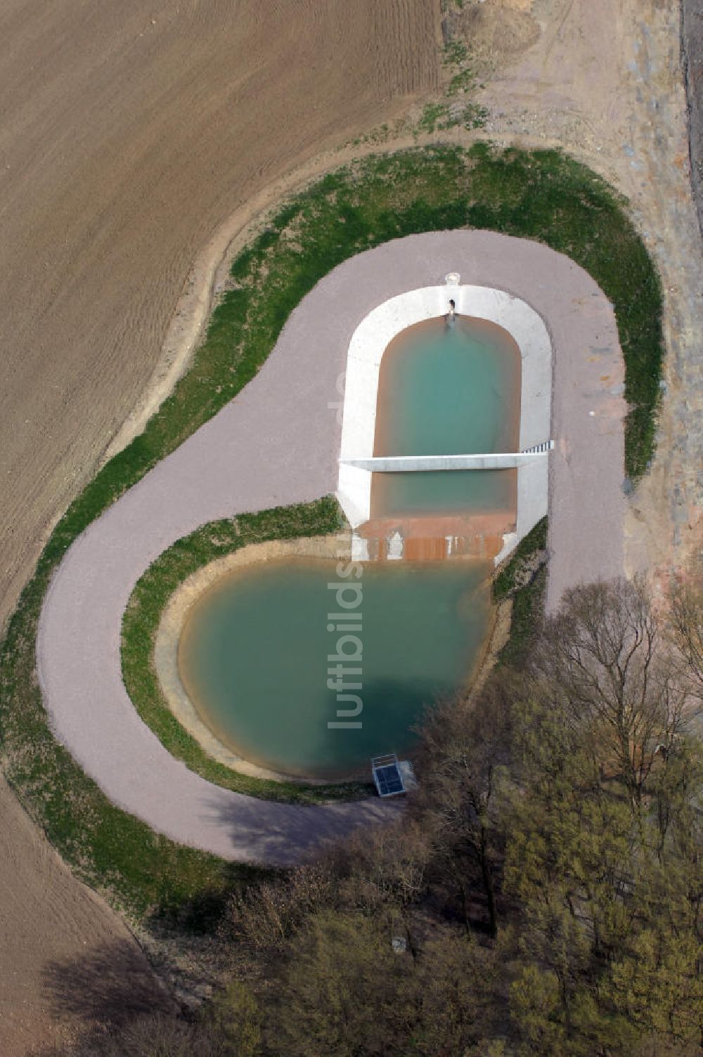 Madelungen von oben - Regenrückhaltebecken nahe der Brücke südlich von Madelungen