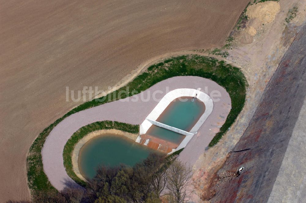 Madelungen aus der Vogelperspektive: Regenrückhaltebecken nahe der Brücke südlich von Madelungen