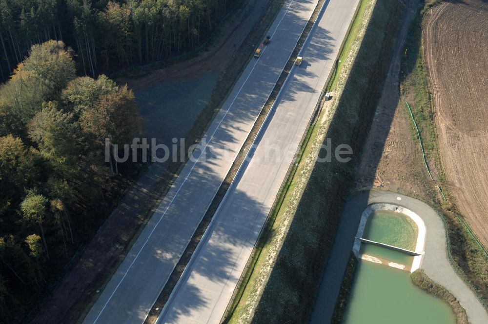 Luftbild Madelungen - Regenrückhaltebecken neben der A4 bei Madelungen