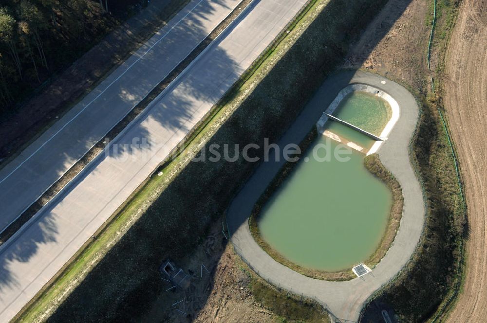 Luftaufnahme Madelungen - Regenrückhaltebecken neben der A4 bei Madelungen