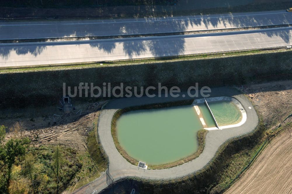 Madelungen von oben - Regenrückhaltebecken neben der A4 bei Madelungen