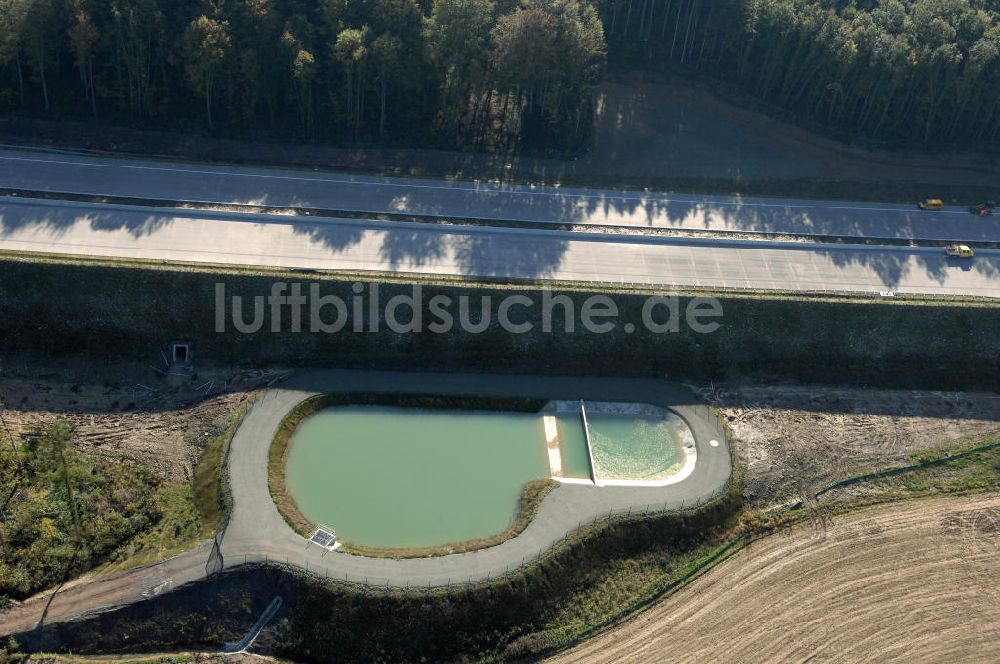 Madelungen aus der Vogelperspektive: Regenrückhaltebecken neben der A4 bei Madelungen