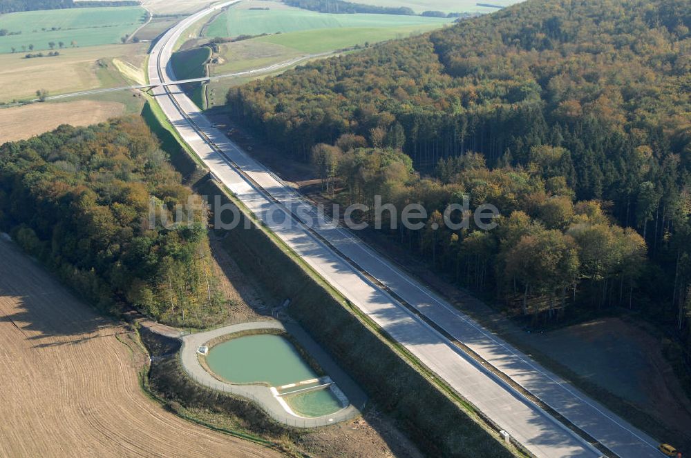 Luftbild Madelungen - Regenrückhaltebecken neben der A4 bei Madelungen