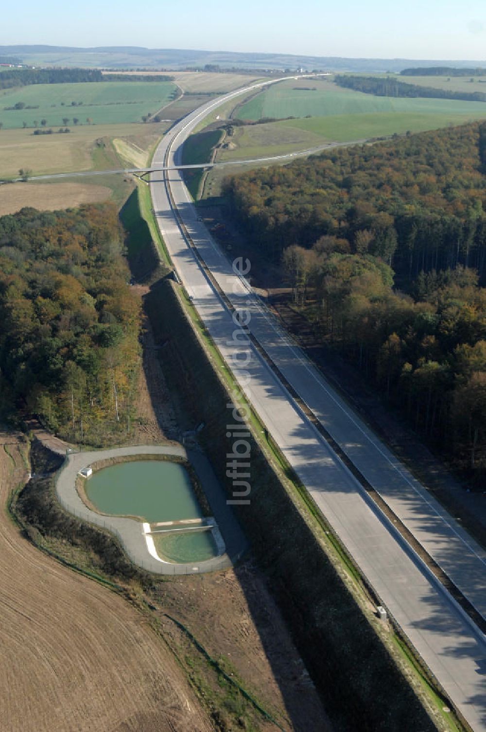 Luftaufnahme Madelungen - Regenrückhaltebecken neben der A4 bei Madelungen