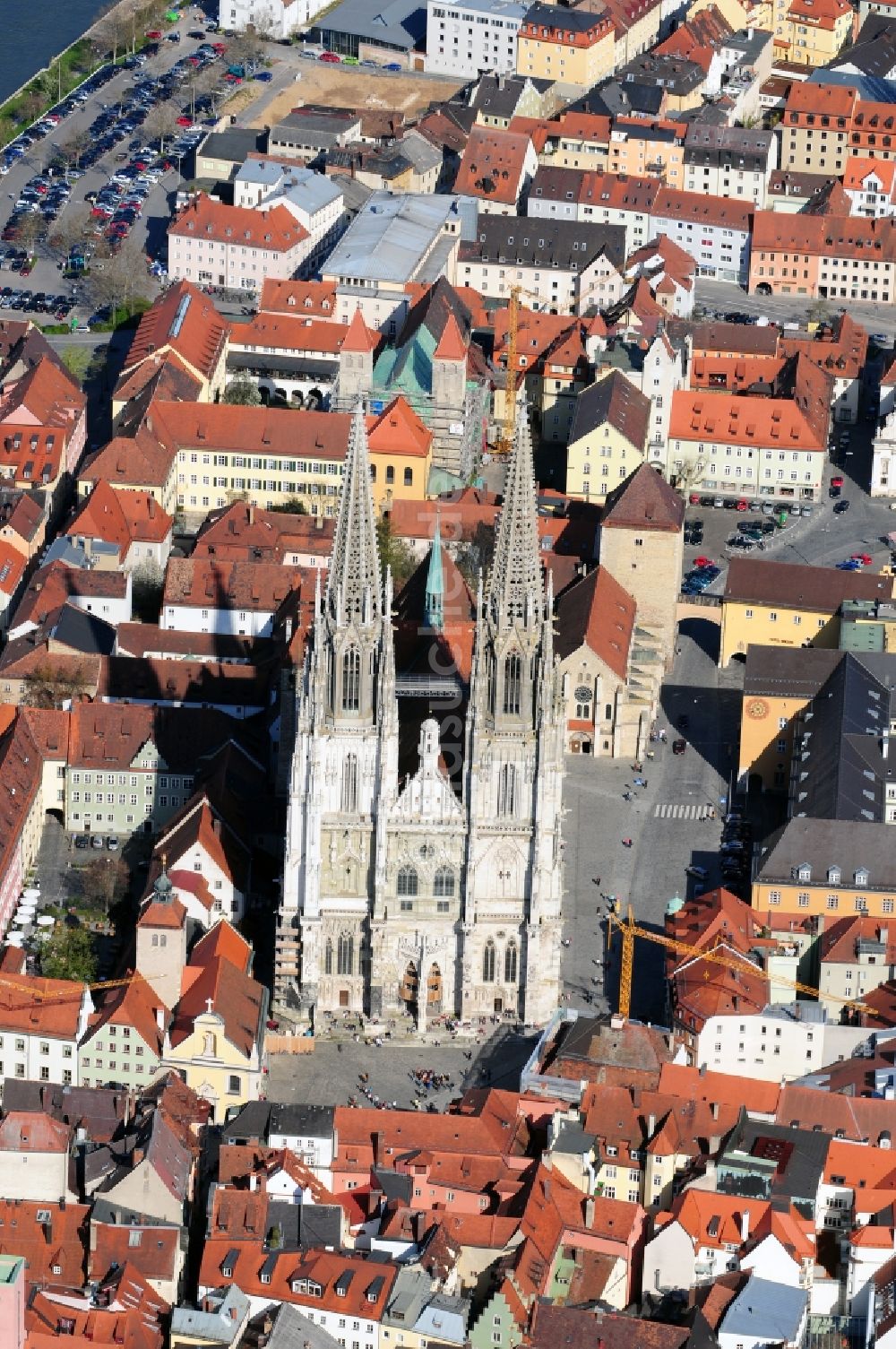 Regensburg aus der Vogelperspektive: Regensburger Dom in Regensburg im Bundesland Bayern