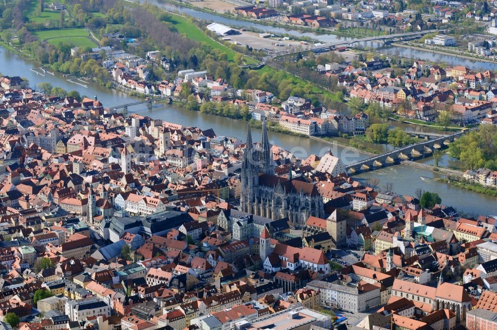 Regensburg aus der Vogelperspektive: Regensburger Dom in Regensburg im Bundesland Bayern