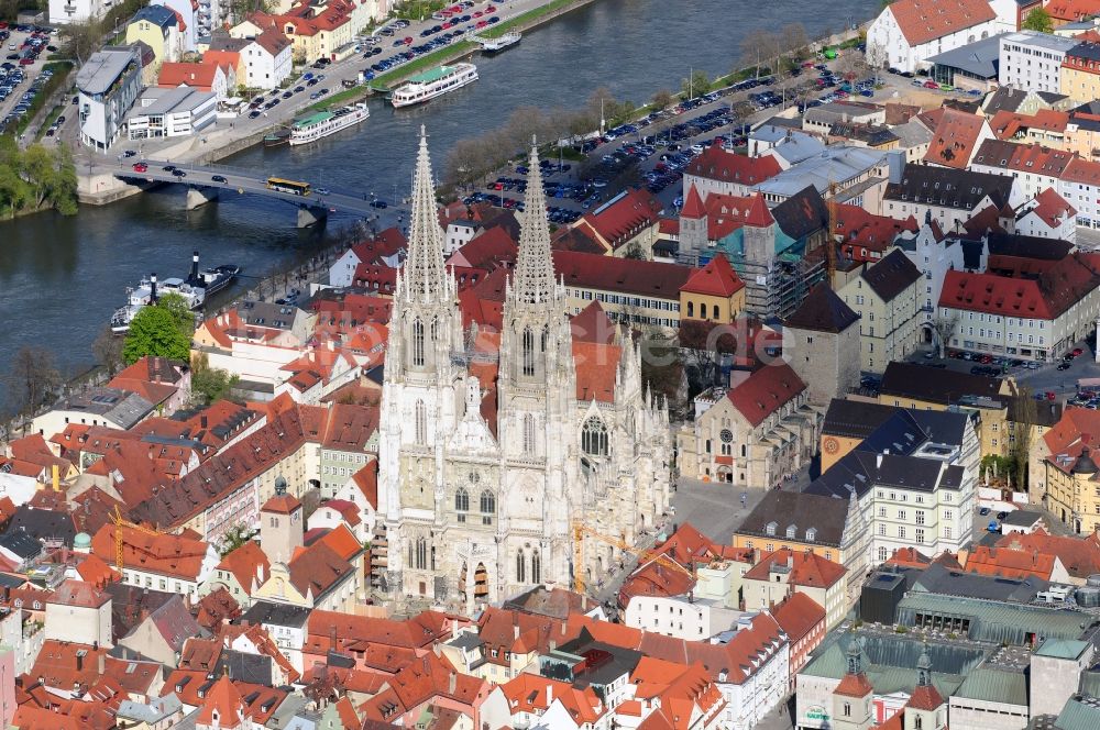 Regensburg von oben - Regensburger Dom in Regensburg im Bundesland Bayern